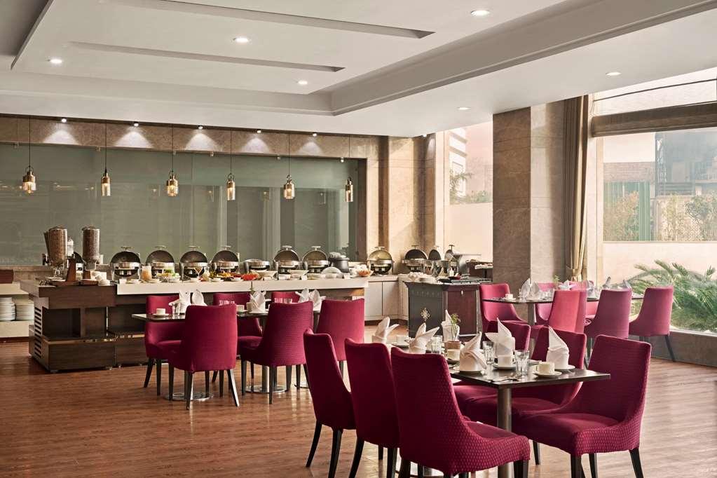 מלון Ramada By Wyndham New Delhi Pitampura מסעדה תמונה