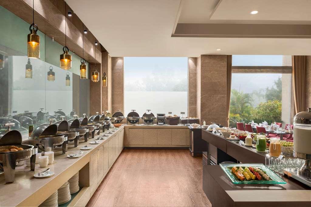 מלון Ramada By Wyndham New Delhi Pitampura מסעדה תמונה